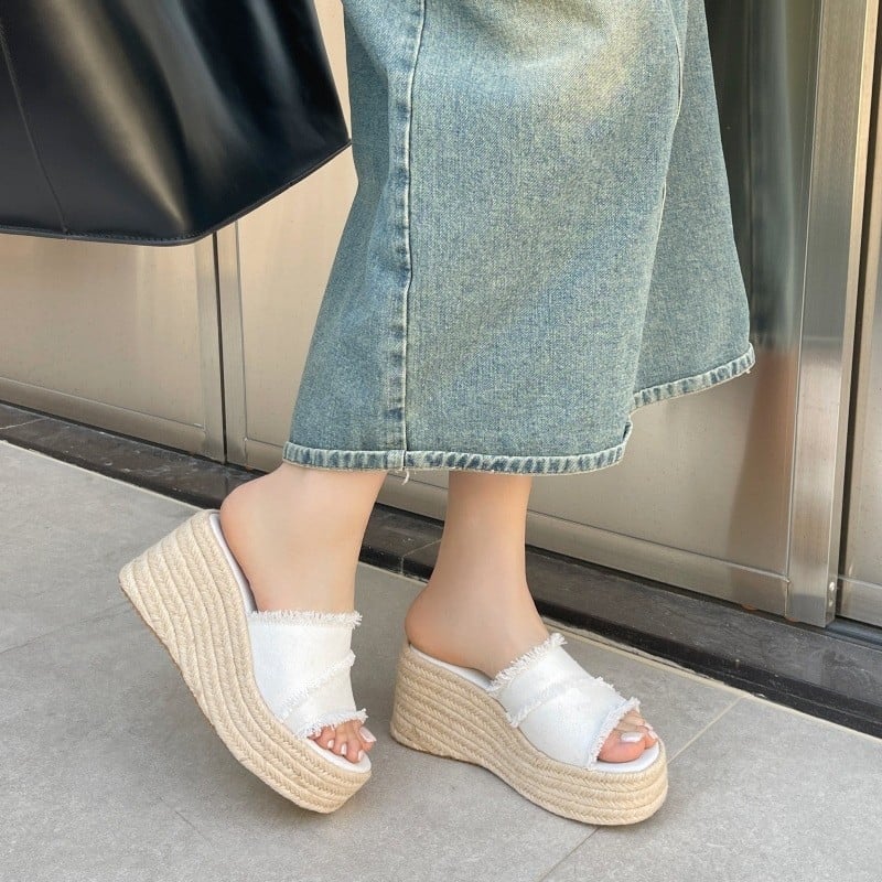 Keresztpántos klín szandál, mikrofiber felsőrész, négyszögletes orr, gumitalp, 6–8 cm-es sarok