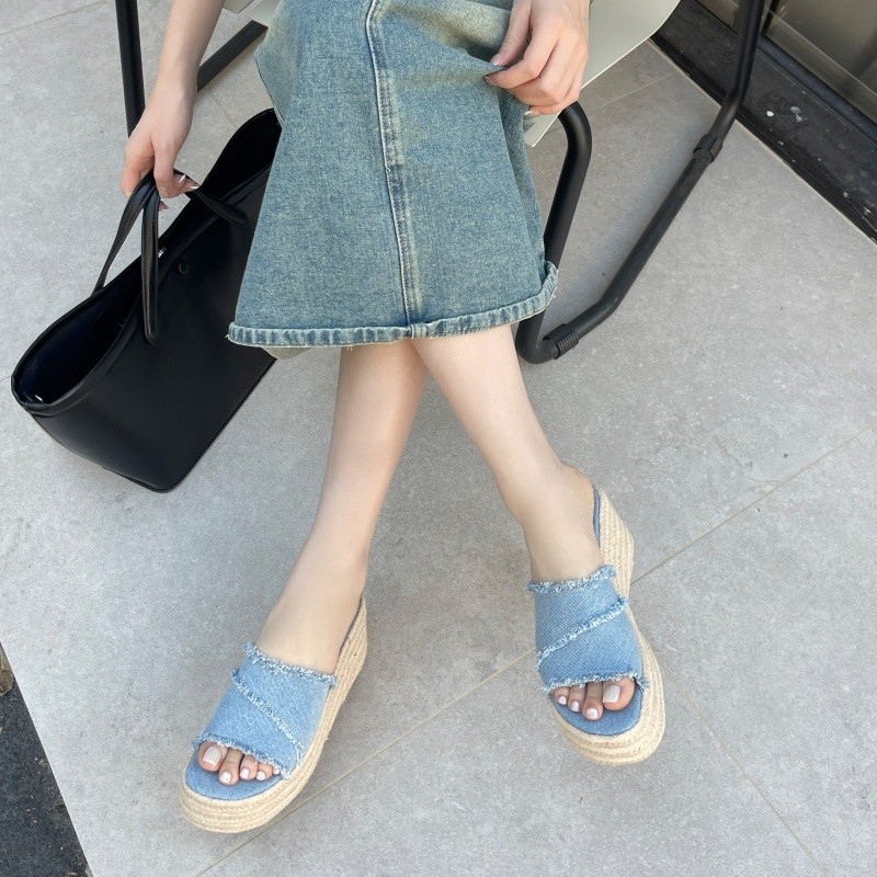 Keresztpántos klín szandál, mikrofiber felsőrész, négyszögletes orr, gumitalp, 6–8 cm-es sarok