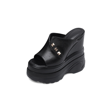 Női klínos sarokú szandál bőr felsőrésszel, belső mikroszálas, poliuretán talp, hal formájú orral