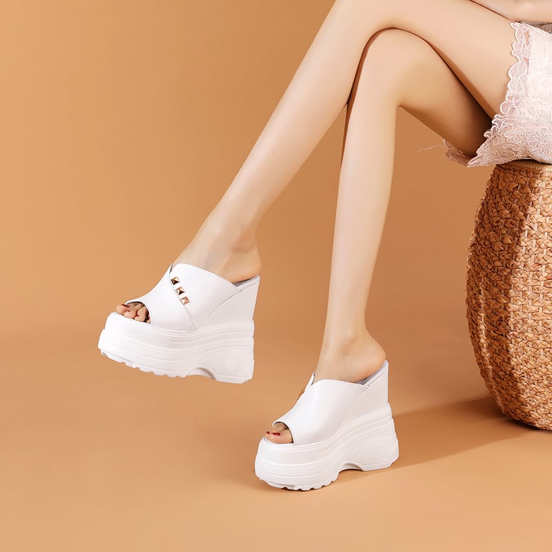 Női klínos sarokú szandál bőr felsőrésszel, belső mikroszálas, poliuretán talp, hal formájú orral