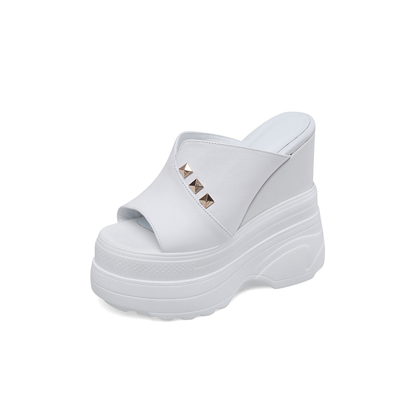 Női klínos sarokú szandál bőr felsőrésszel, belső mikroszálas, poliuretán talp, hal formájú orral