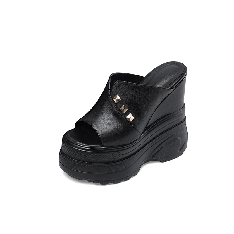 Női klínos sarokú szandál bőr felsőrésszel, belső mikroszálas, poliuretán talp, hal formájú orral