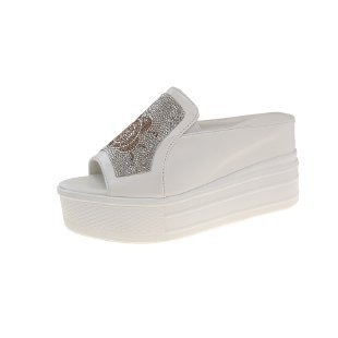 Női halszáj formájú szandál kristályokkal, csúszásmentes platformos klín, belső magasságot növelő talp, PU felsŐrész, gumírozott talp, nyári kültéri viselet