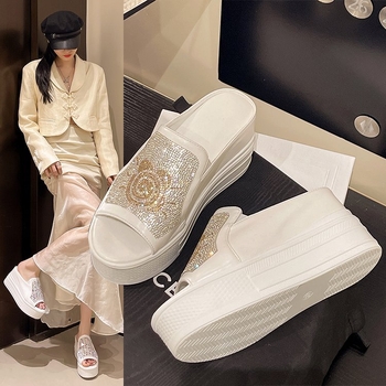 Női halszáj formájú szandál kristályokkal, csúszásmentes platformos klín, belső magasságot növelő talp, PU felsŐrész, gumírozott talp, nyári kültéri viselet