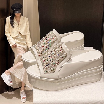 Női halszáj formájú szandál kristályokkal, csúszásmentes platformos klín, belső magasságot növelő talp, PU felsŐrész, gumírozott talp, nyári kültéri viselet
