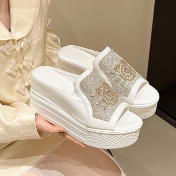 Női halszáj formájú szandál kristályokkal, csúszásmentes platformos klín, belső magasságot növelő talp, PU felsŐrész, gumírozott talp, nyári kültéri viselet