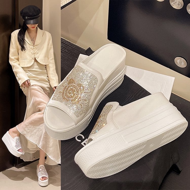 Női halszáj formájú szandál kristályokkal, csúszásmentes platformos klín, belső magasságot növelő talp, PU felsŐrész, gumírozott talp, nyári kültéri viselet