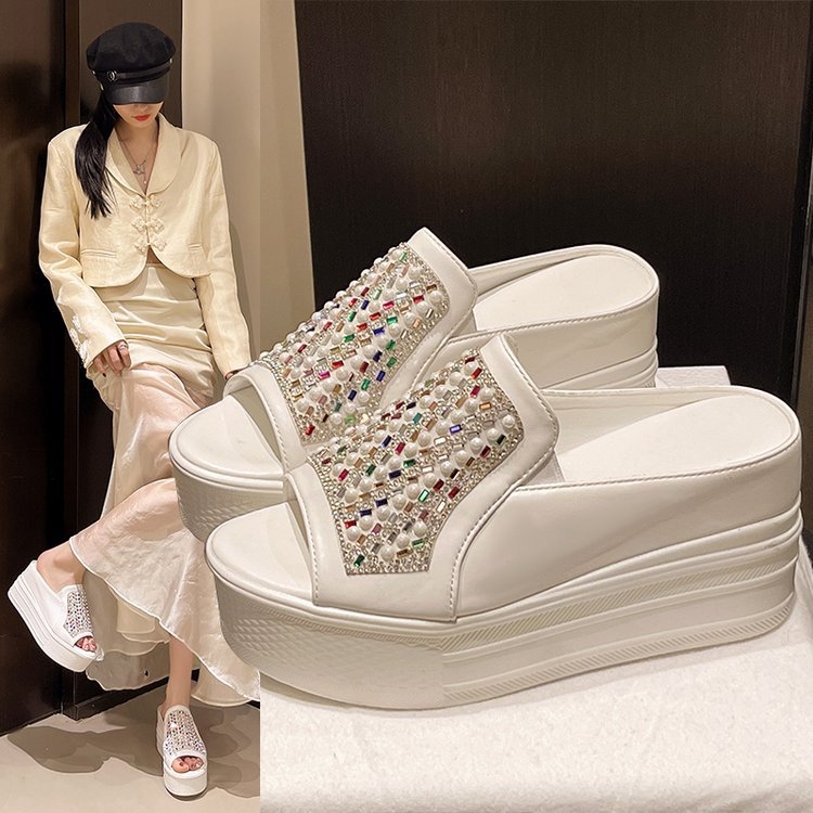 Női halszáj formájú szandál kristályokkal, csúszásmentes platformos klín, belső magasságot növelő talp, PU felsŐrész, gumírozott talp, nyári kültéri viselet