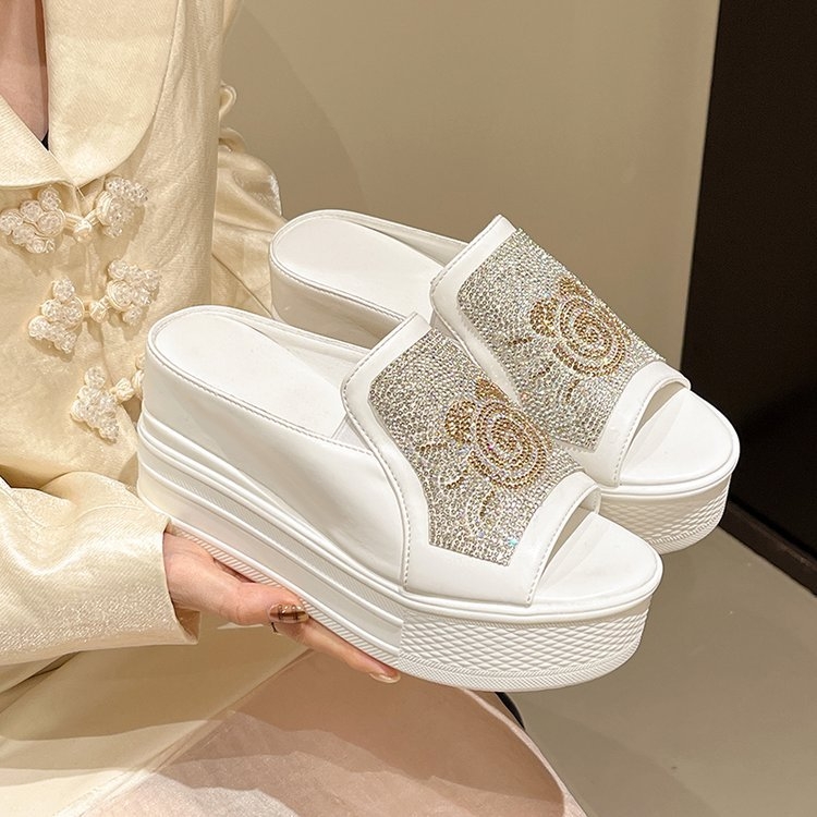 Női halszáj formájú szandál kristályokkal, csúszásmentes platformos klín, belső magasságot növelő talp, PU felsŐrész, gumírozott talp, nyári kültéri viselet