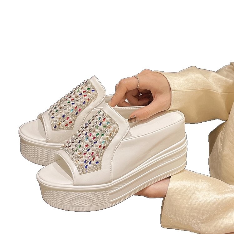 Női halszáj formájú szandál kristályokkal, csúszásmentes platformos klín, belső magasságot növelő talp, PU felsŐrész, gumírozott talp, nyári kültéri viselet