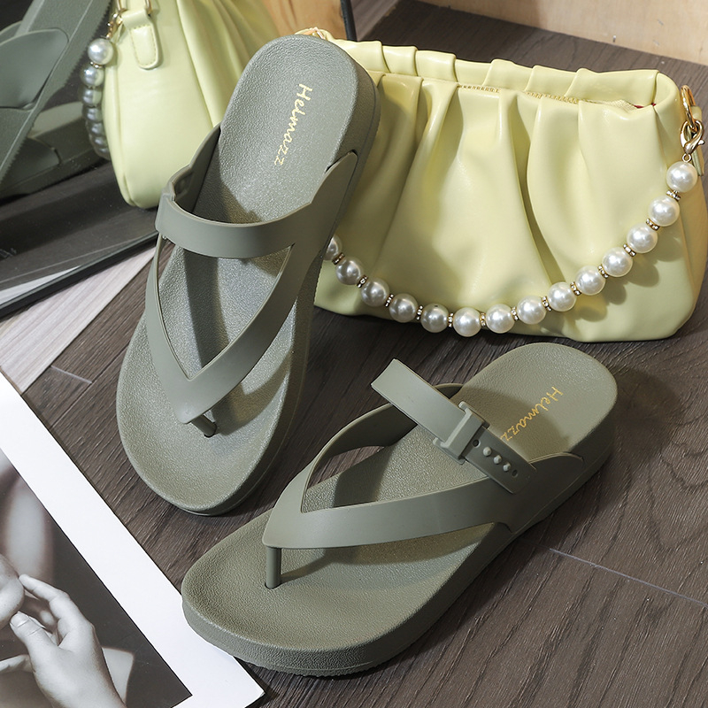 Ženske platformske flip-flop sandale s klinom, PVC gornji dio i đon, jedne boje, injekcijski oblikovan đon, 3-5 cm debljine