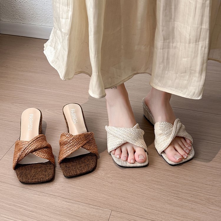 Sandale s pletenim križnim remenima na klinu, gornji dio PU, podstava PU, gumena potplat, kvadratni vrh, debeli pet 3–5 cm, ljeto 2025