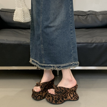 Ženske satin platform sandale s okruglim vrhom, gumom potplatom, otvoreni prsti, ljeto 2025