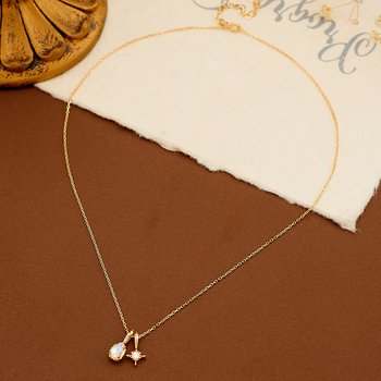 Колие от 925 сребро с позлата; лунен камък като висулка в геометрична форма; верига с дизайн цвете-кръст; материал: 925 сребро; обработка: позлата; висулка: лунен камък; форма: геометрична.