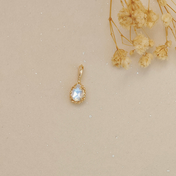 Колие от 925 сребро с позлата; лунен камък като висулка в геометрична форма; верига с дизайн цвете-кръст; материал: 925 сребро; обработка: позлата; висулка: лунен камък; форма: геометрична.