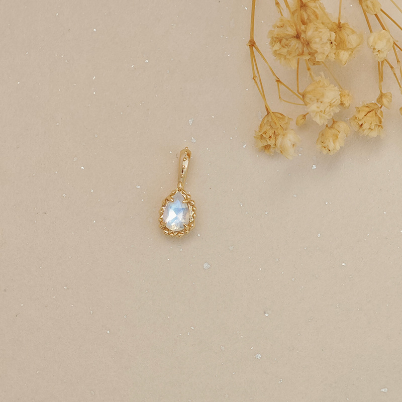 Колие от 925 сребро с позлата; лунен камък като висулка в геометрична форма; верига с дизайн цвете-кръст; материал: 925 сребро; обработка: позлата; висулка: лунен камък; форма: геометрична.