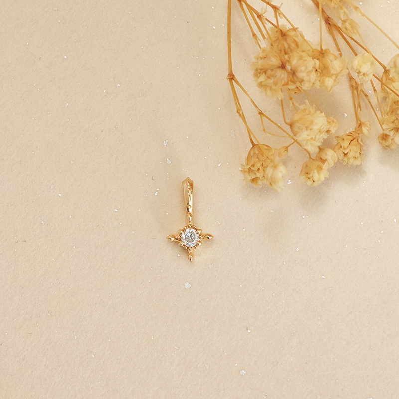 Колие от 925 сребро с позлата; лунен камък като висулка в геометрична форма; верига с дизайн цвете-кръст; материал: 925 сребро; обработка: позлата; висулка: лунен камък; форма: геометрична.