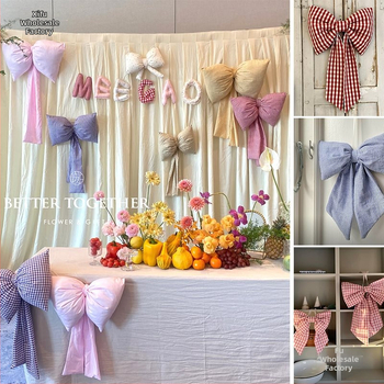 Kockás masnival ellátott textilhátfal rendezvényekhez — selyemvirágokkal, aranyos stílus, helyszín-elrendezési kellék