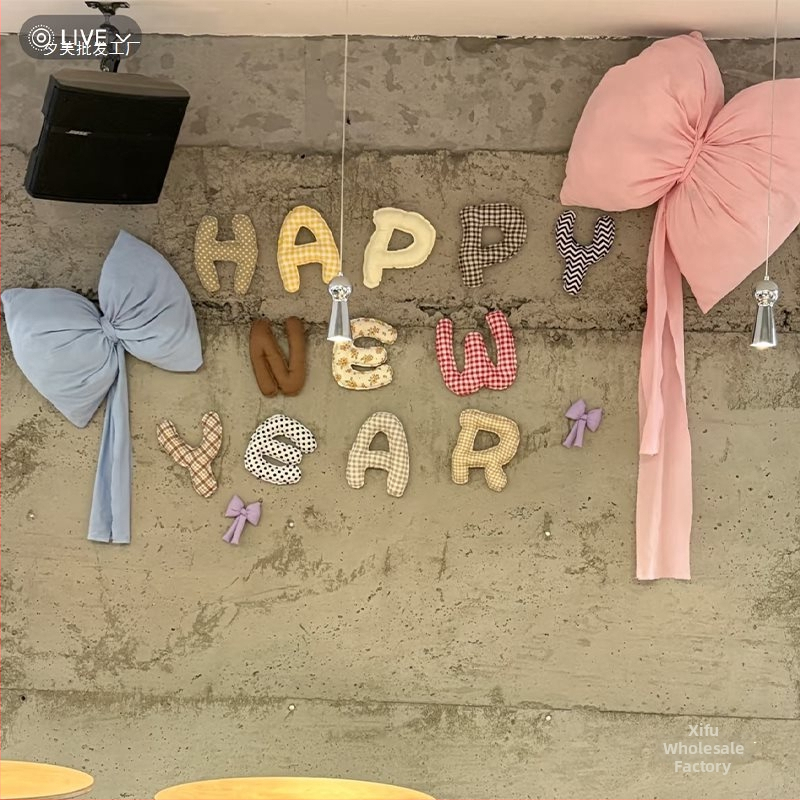 Pozadie z tkaniny na podujatie — kockovaná mašľa, hodvábne kvety, roztomilý štýl, rekvizita na usporiadanie sály