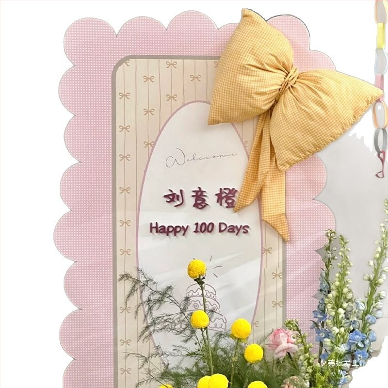 Pozadie z tkaniny na podujatie — kockovaná mašľa, hodvábne kvety, roztomilý štýl, rekvizita na usporiadanie sály