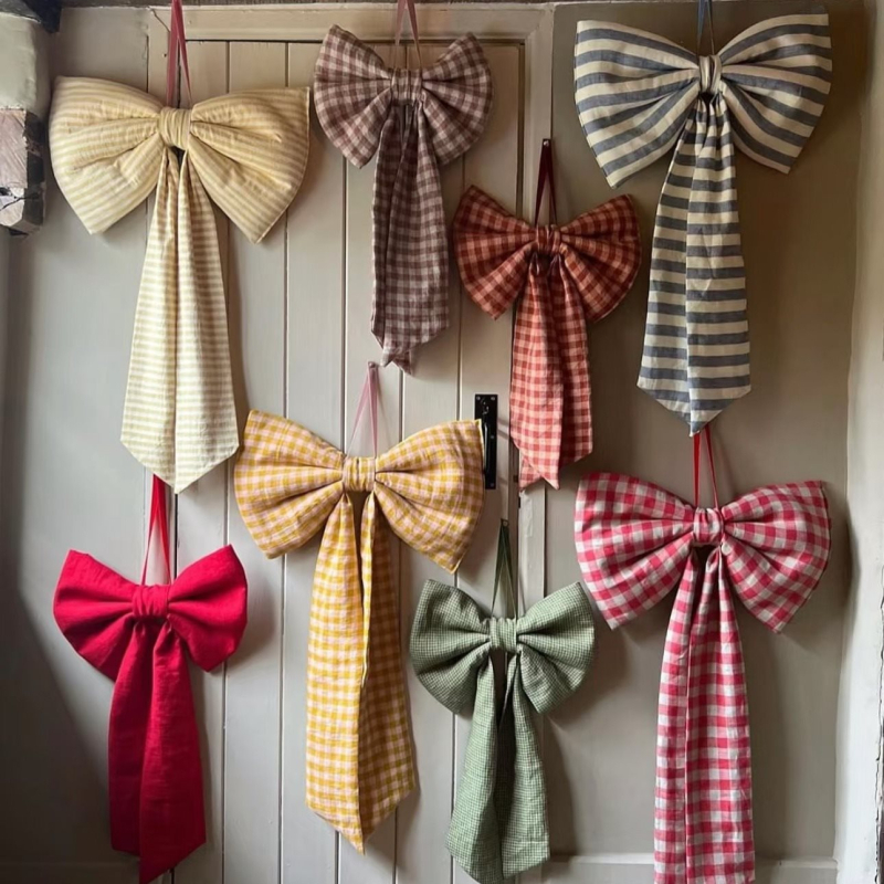 Kockás masnival ellátott textilhátfal rendezvényekhez — selyemvirágokkal, aranyos stílus, helyszín-elrendezési kellék