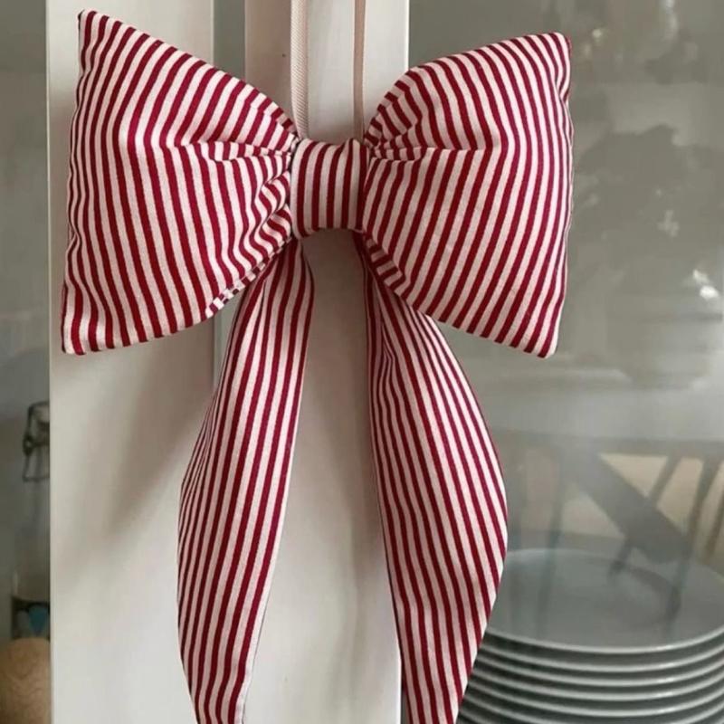 Kockás masnival ellátott textilhátfal rendezvényekhez — selyemvirágokkal, aranyos stílus, helyszín-elrendezési kellék