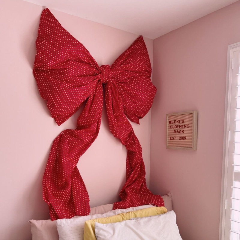 Kockás masnival ellátott textilhátfal rendezvényekhez — selyemvirágokkal, aranyos stílus, helyszín-elrendezési kellék