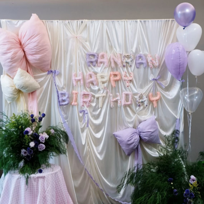 Kockás masnival ellátott textilhátfal rendezvényekhez — selyemvirágokkal, aranyos stílus, helyszín-elrendezési kellék