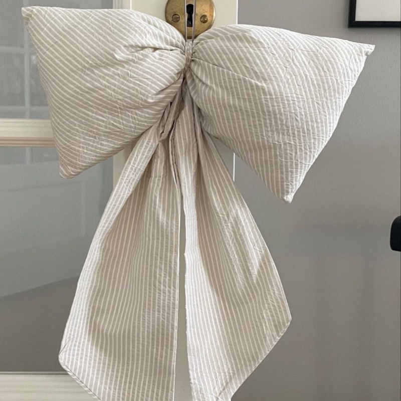 Kockás masnival ellátott textilhátfal rendezvényekhez — selyemvirágokkal, aranyos stílus, helyszín-elrendezési kellék