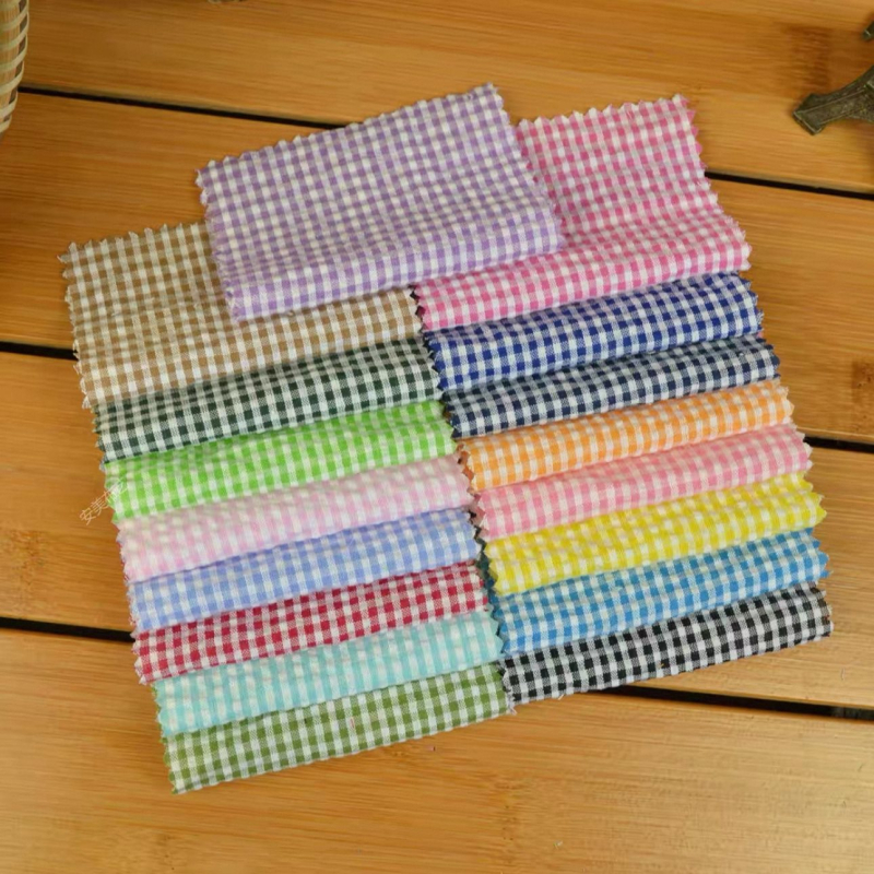 Kockás masnival ellátott textilhátfal rendezvényekhez — selyemvirágokkal, aranyos stílus, helyszín-elrendezési kellék