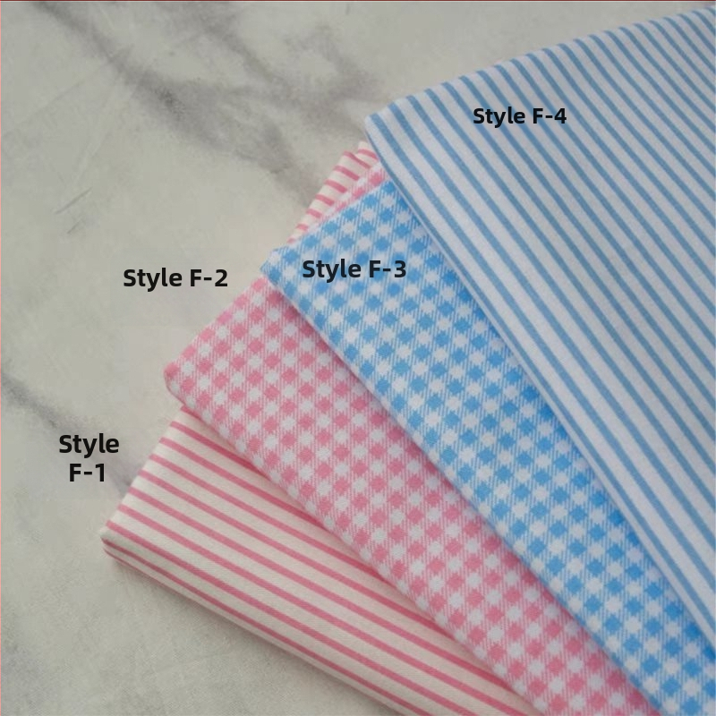 Kockás masnival ellátott textilhátfal rendezvényekhez — selyemvirágokkal, aranyos stílus, helyszín-elrendezési kellék