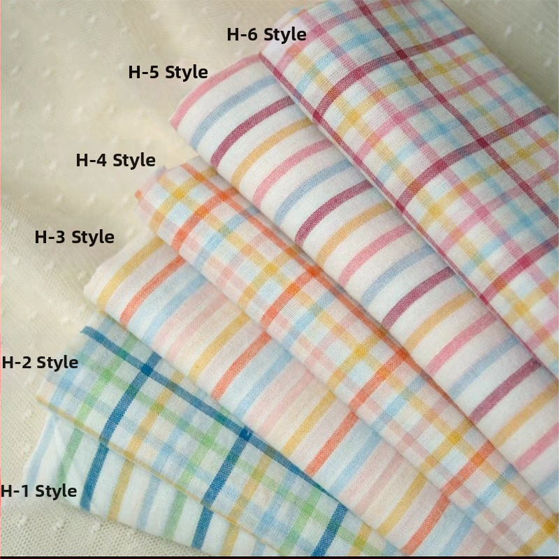 Kockás masnival ellátott textilhátfal rendezvényekhez — selyemvirágokkal, aranyos stílus, helyszín-elrendezési kellék