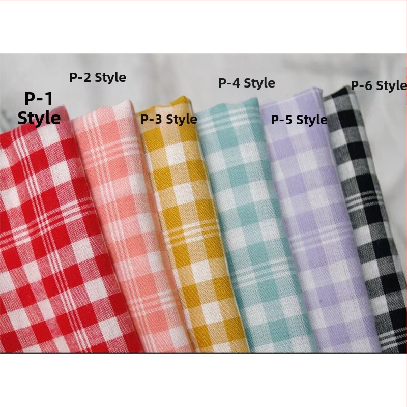 Kockás masnival ellátott textilhátfal rendezvényekhez — selyemvirágokkal, aranyos stílus, helyszín-elrendezési kellék