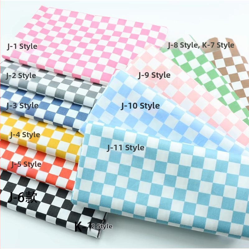 Kockás masnival ellátott textilhátfal rendezvényekhez — selyemvirágokkal, aranyos stílus, helyszín-elrendezési kellék