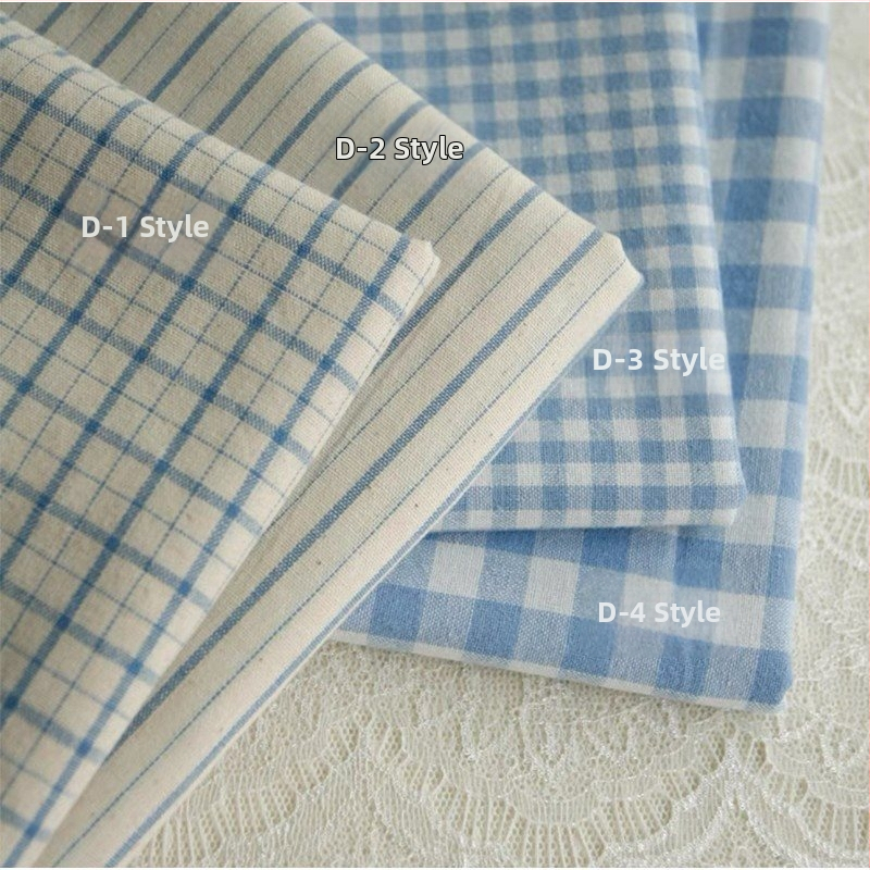 Kockás masnival ellátott textilhátfal rendezvényekhez — selyemvirágokkal, aranyos stílus, helyszín-elrendezési kellék