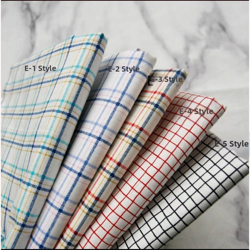 Kockás masnival ellátott textilhátfal rendezvényekhez — selyemvirágokkal, aranyos stílus, helyszín-elrendezési kellék