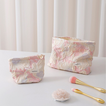Textil kozmetikai táska virágos relief mintával, kézben tartható, vászon anyag, belső vászon bélés, utazási szervező