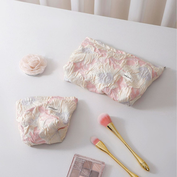 Textil kozmetikai táska virágos relief mintával, kézben tartható, vászon anyag, belső vászon bélés, utazási szervező
