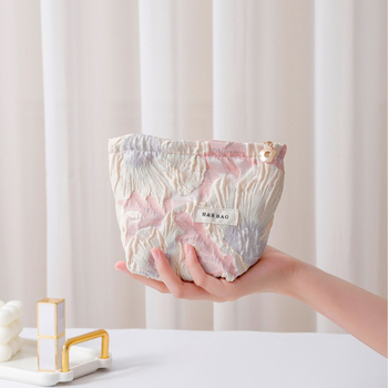 Textil kozmetikai táska virágos relief mintával, kézben tartható, vászon anyag, belső vászon bélés, utazási szervező