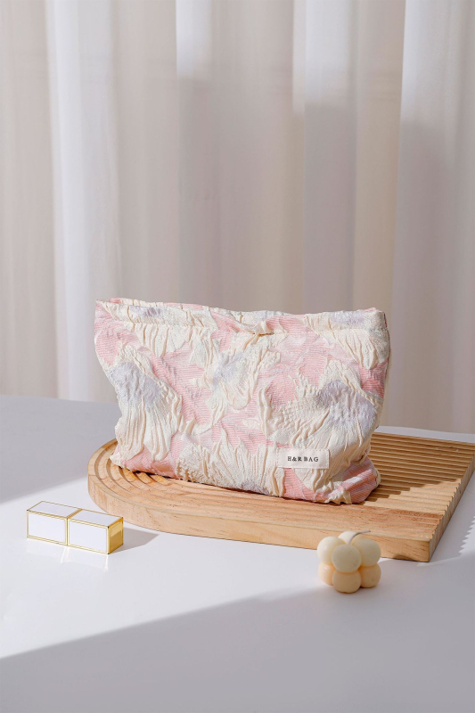 Textil kozmetikai táska virágos relief mintával, kézben tartható, vászon anyag, belső vászon bélés, utazási szervező