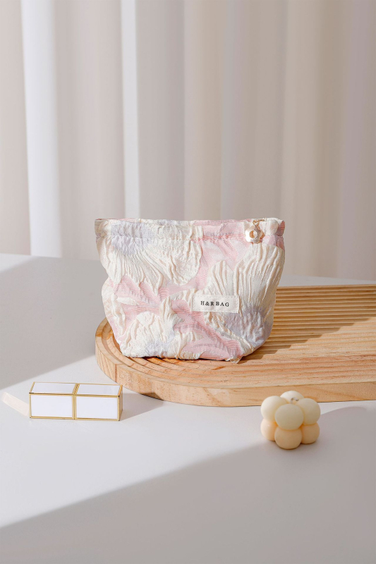 Textil kozmetikai táska virágos relief mintával, kézben tartható, vászon anyag, belső vászon bélés, utazási szervező