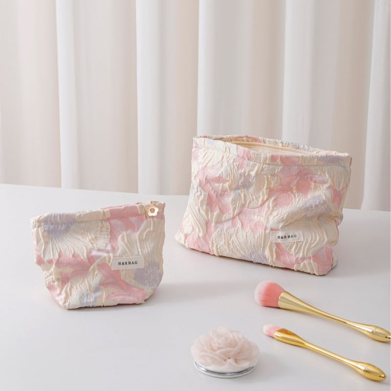 Textil kozmetikai táska virágos relief mintával, kézben tartható, vászon anyag, belső vászon bélés, utazási szervező