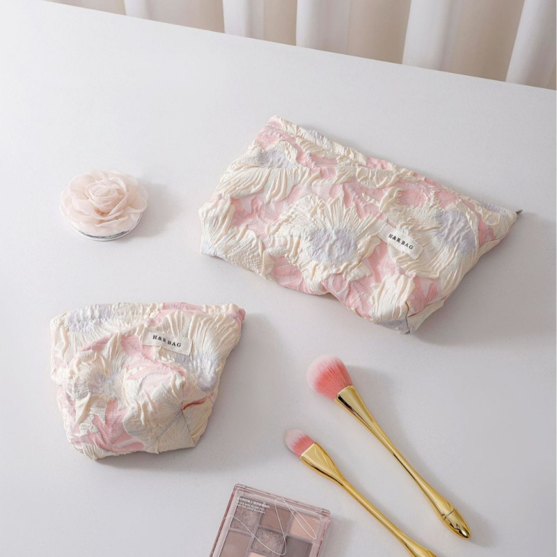 Textil kozmetikai táska virágos relief mintával, kézben tartható, vászon anyag, belső vászon bélés, utazási szervező