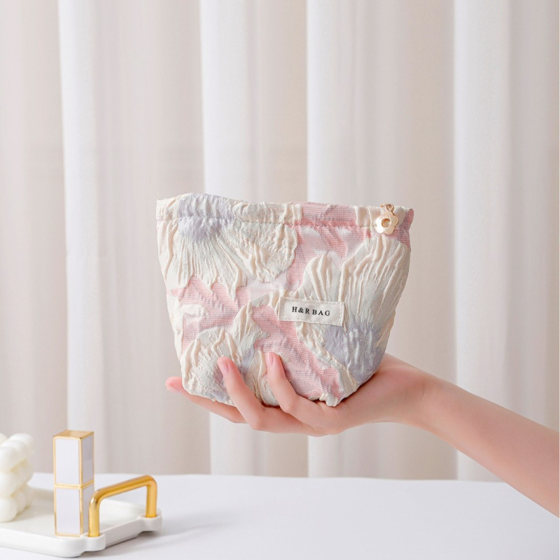 Textil kozmetikai táska virágos relief mintával, kézben tartható, vászon anyag, belső vászon bélés, utazási szervező