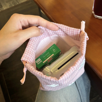 Kozmetikai táska, kocka alakú, pamutból, többfunkciós, aranyos nyuszis hímzéssel, utazáshoz és smink tárolására.