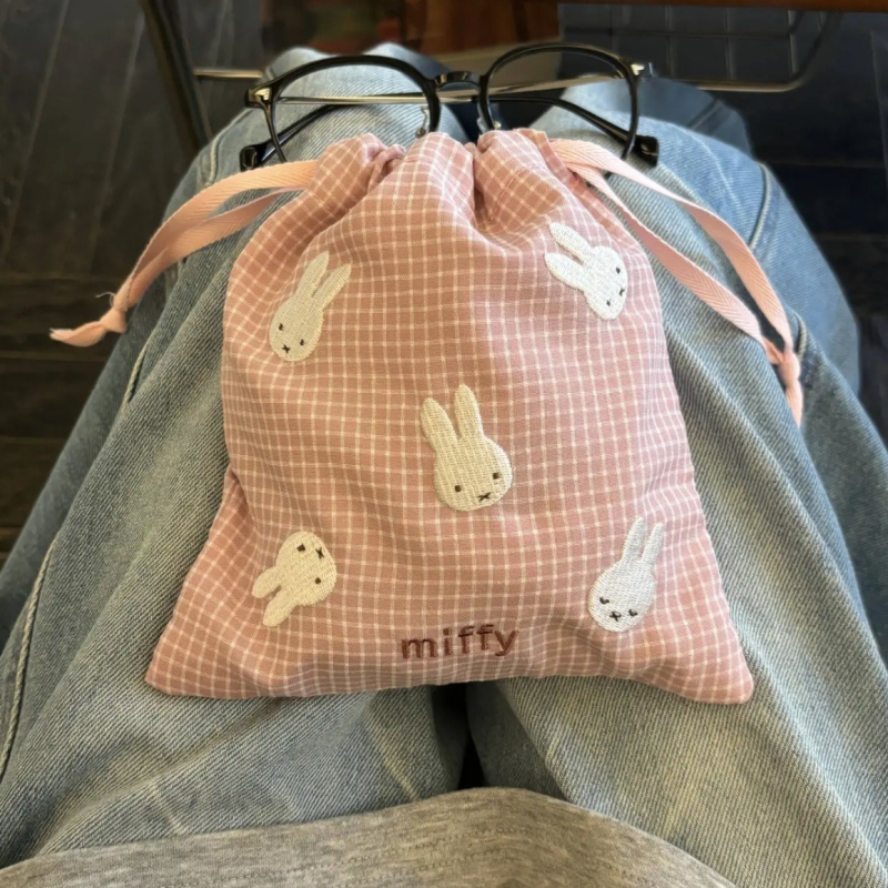 Kozmetikai táska, kocka alakú, pamutból, többfunkciós, aranyos nyuszis hímzéssel, utazáshoz és smink tárolására.