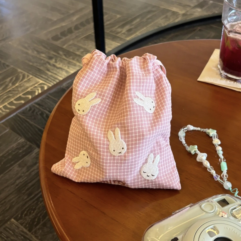 Kozmetikai táska, kocka alakú, pamutból, többfunkciós, aranyos nyuszis hímzéssel, utazáshoz és smink tárolására.