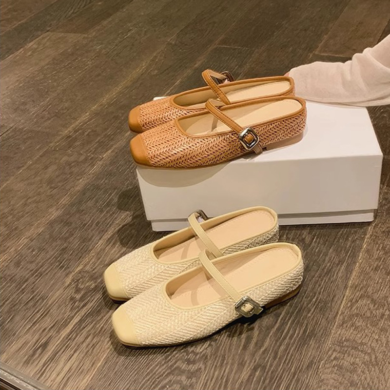 Női koreai stílusú szandálok, négyszögletes orral, gumitalppal, felső és belső anyagként szuper rostból.