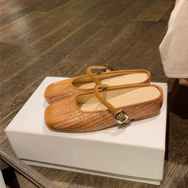 Női koreai stílusú szandálok, négyszögletes orral, gumitalppal, felső és belső anyagként szuper rostból.