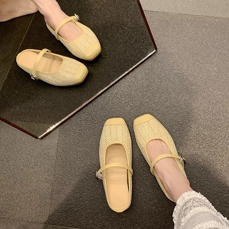 Női koreai stílusú szandálok, négyszögletes orral, gumitalppal, felső és belső anyagként szuper rostból.